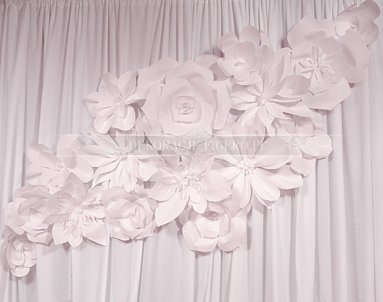 Papierowe kwiaty z tektury falistej do dekoracji ściany