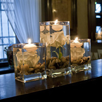 Dekoracja stołów w wodzie - pływające świeczki